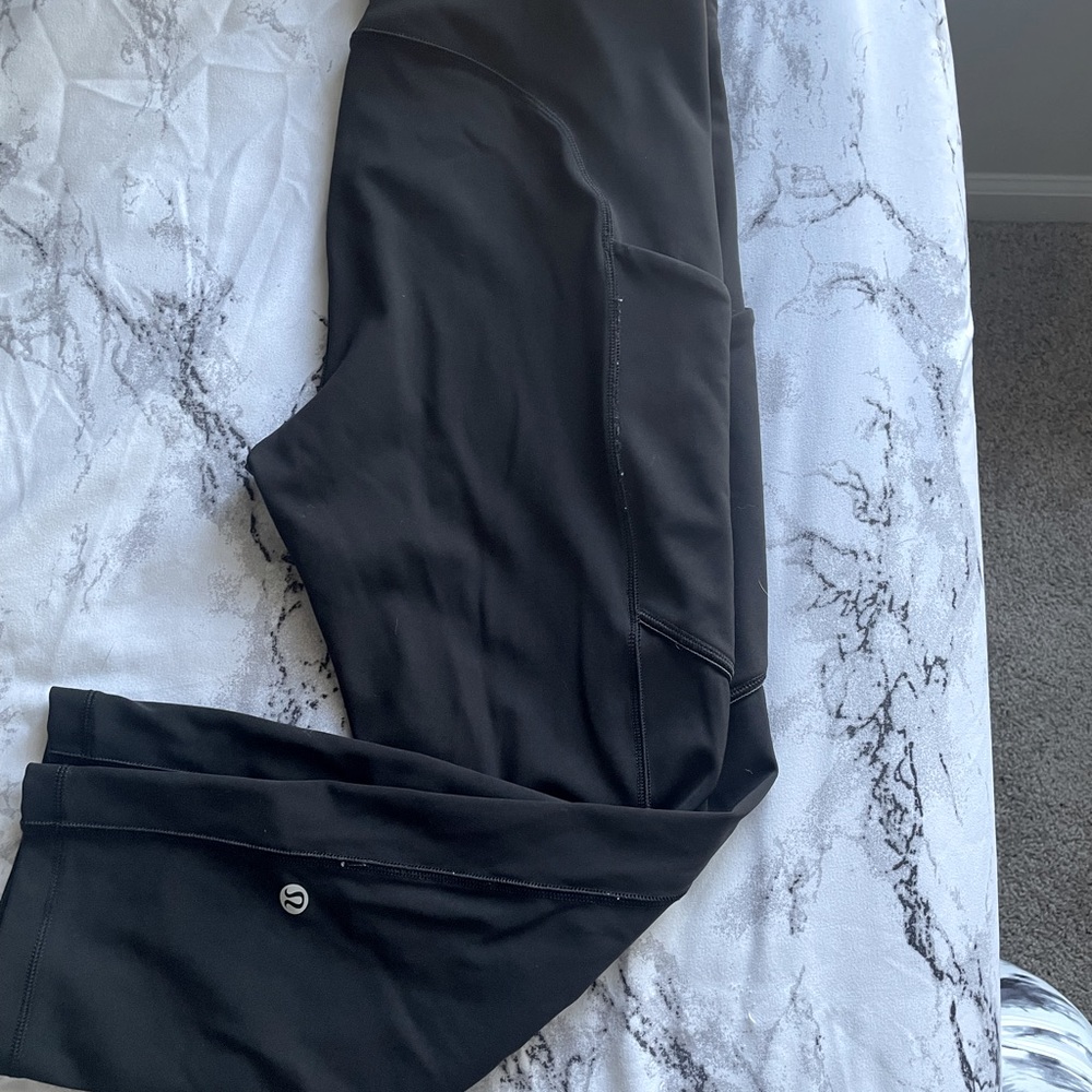 Luluemon size 6 black crop leggings